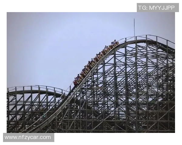 当足球明星体验中国过山车的惊险与乐趣，挑战极限感受速度与激情